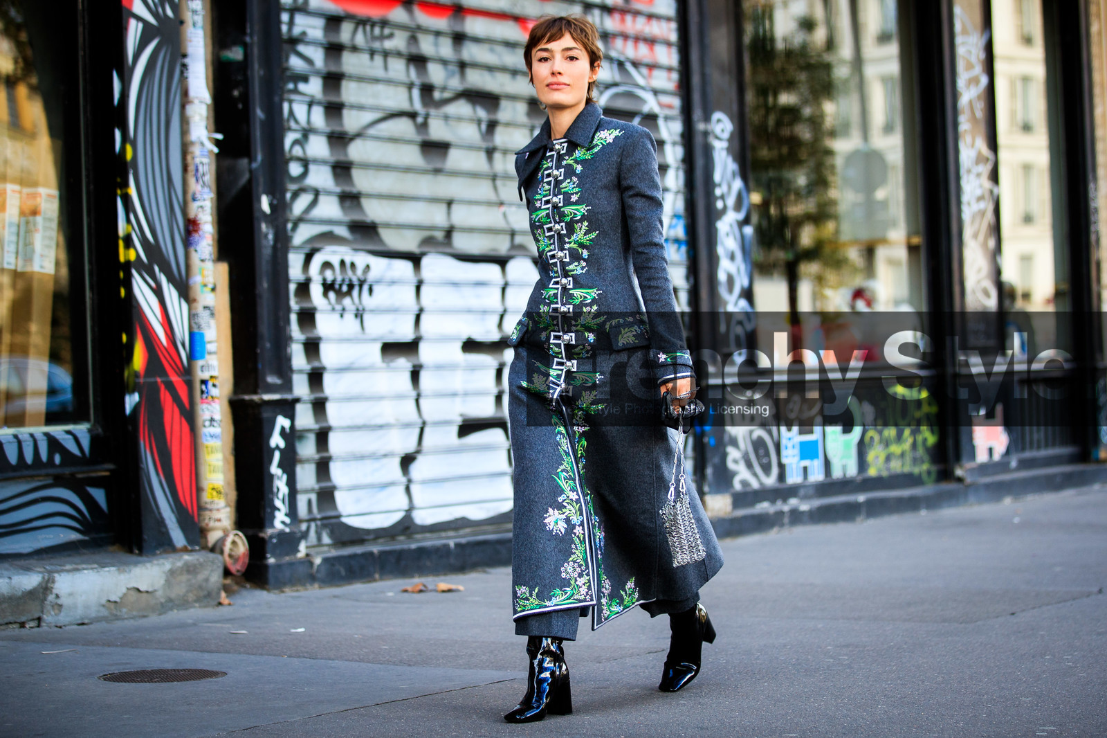 elsa muse, paco rabanne jacket, paco rabanne coat, dark grey jacket, dark grey coat, floral embroidered jacket, floral embroidered coat, long coat, silvered bag, metalic bag, paco rabanne bag, black polish boots, PARIS, PFW, fashion week, frenchystyle, FW, jonathan paciullo, street style, SPRING SUMMER 2021, SS 21, horizontal, atmosphere details, full length