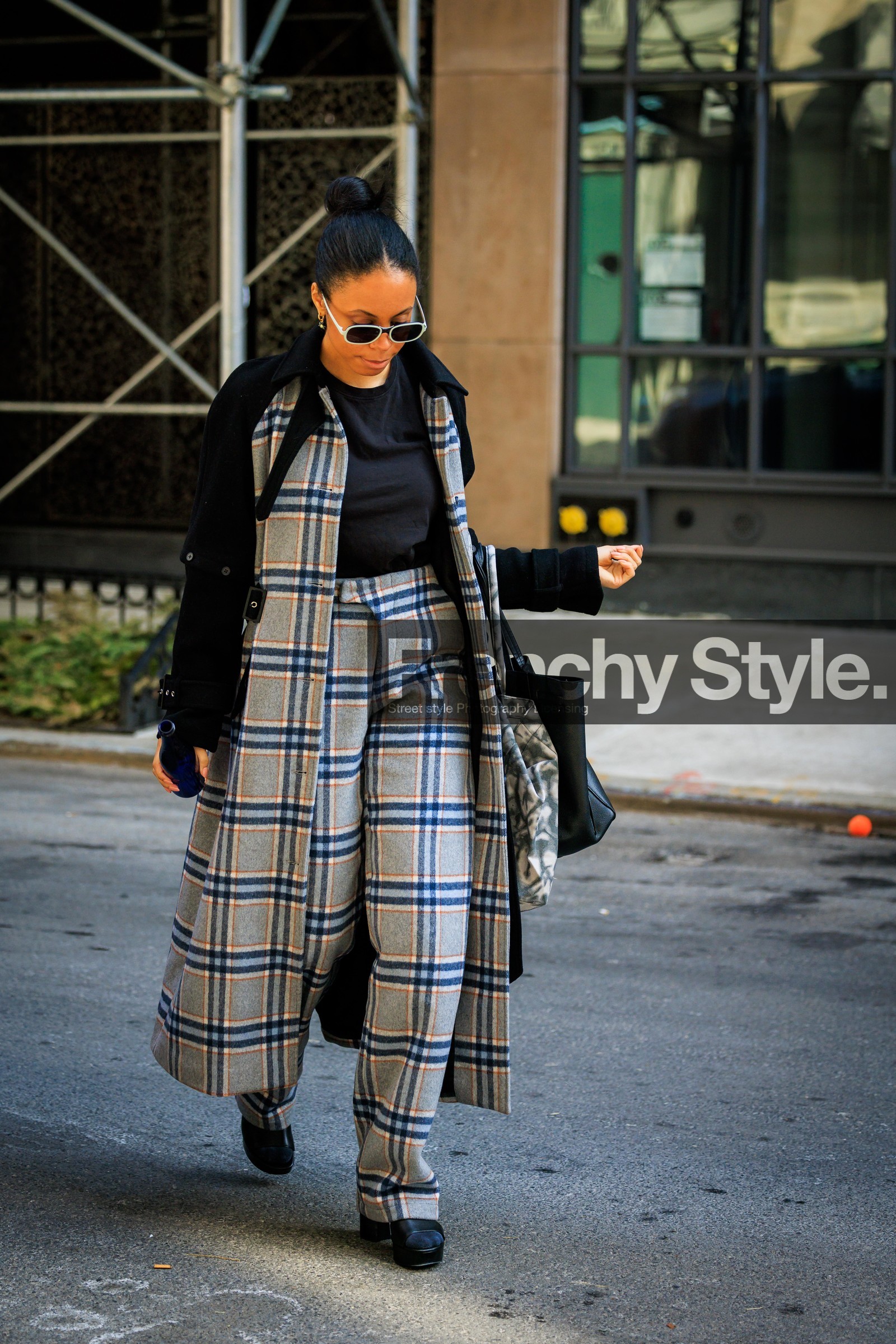 white sunglasses, high bow tail, plaid look, plaid trenchcoat, plaid pants, multicolor plaid pants, multicolor plaid trench, grey trench, grey pants, black shoes, black cabas bag, street style, jonathan paciullo, FW, frenchystyle, fashion week, NYFW, NEW YORK, AUTUMN WINTER 2022-2023, FALL WINTER 2022_2023, FW 22-23, vertical, full length