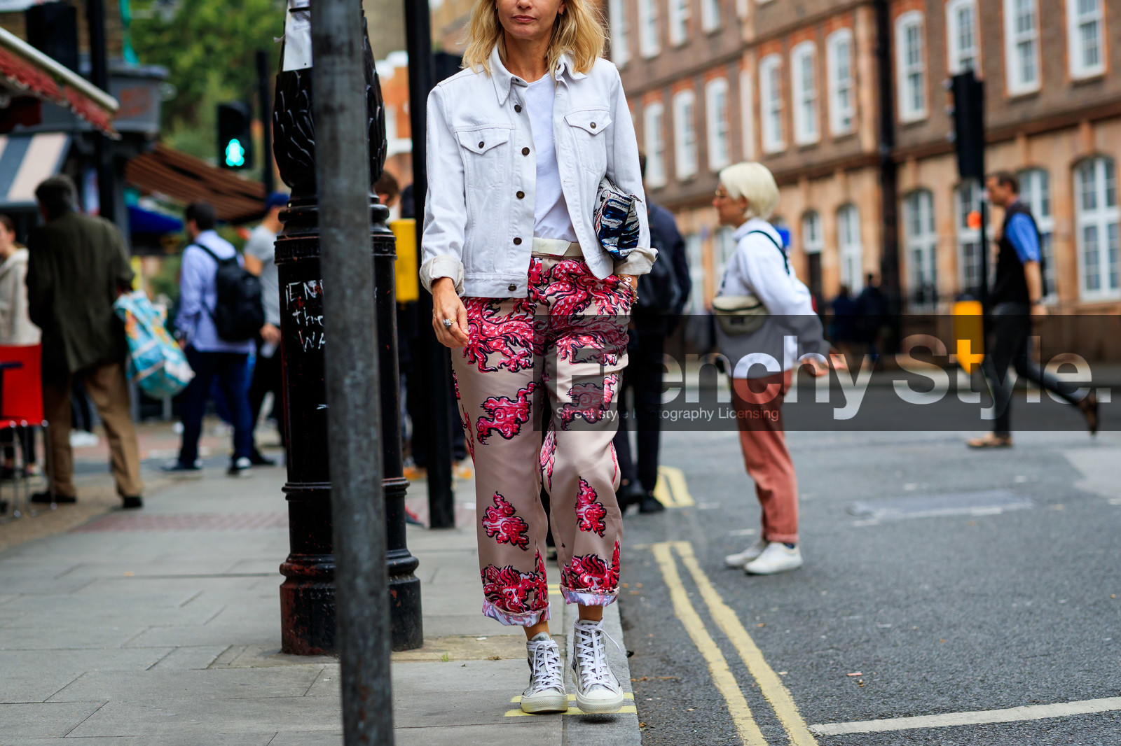 holli rogers, holly rodgers, silk pants, pink pants, printed pants, animal print pants, white denim jeacket, white t-shirt, printed clutch, blue clutch, converse shoes, white sneakers, fashion week, frenchystyle, FW, jonathan paciullo, street style, atmosphere details, horizontal, detail