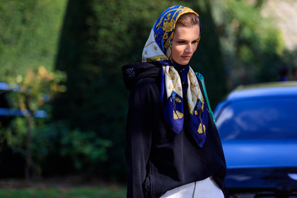 atmosphere details, black sweater, blue scarf, detail, fashion week, frenchystyle, FW, headscarf, hoodie, horizontal, jonathan paciullo, PARIS, PFW, SPRING SUMMER 2018, SS 18, street style, model