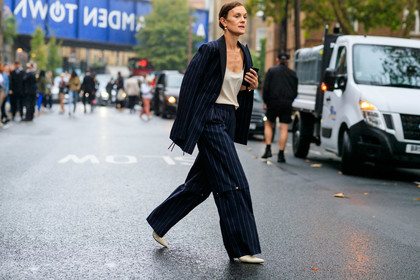 jo ellison, navy blue suits, striped suits, loose pants, navy blue jacket, navy blue pants, striped pants, striped jacket, silk top, light beige top, fashion week, frenchystyle, FW, jonathan paciullo, street style, atmosphere details, horizontal, full length