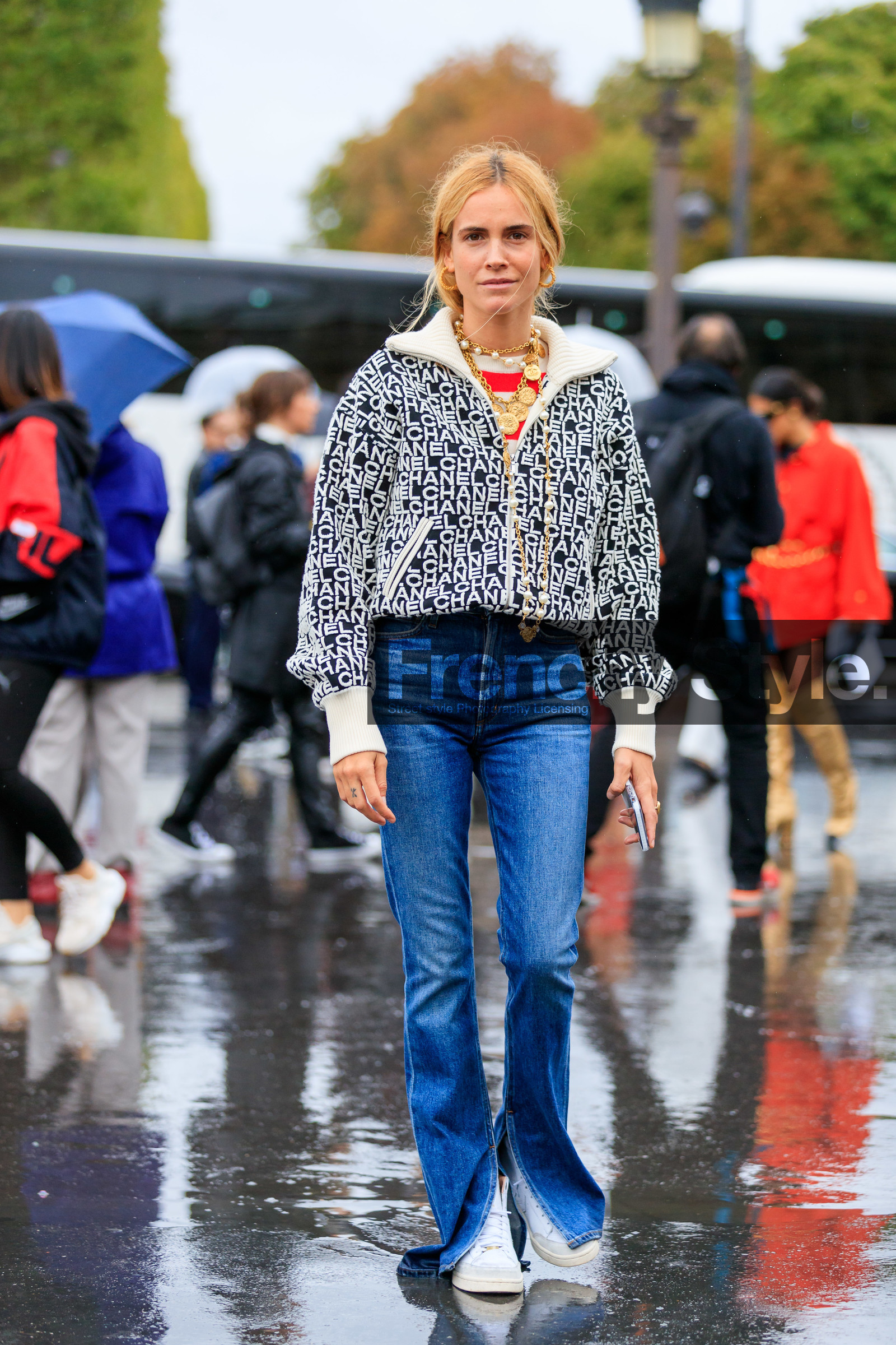 blanca miro scrimieri, chanel jacket, chanel necklace, black jacket, white jacket, monogrammed jacket, zipped jacket, golden necklace, pearl necklace, multi necklace, long necklace, charms necklace, blue jeans, flare jeans, split pants, white leather sneakers, PARIS, PFW, SPRING SUMMER 2020, SS 20, fashion week, frenchystyle, FW, jonathan paciullo, street style, vertical, full length