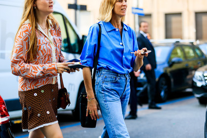 black bag, blue denim, blue shirt, brown dress, denim pants, eugenie trochu, graphic dress, jeans, leather bag, orange dress, prada, printed dress, psychedelic, trousers, street style, jonathan paciullo, FW, frenchystyle, fashion week, MFW, MILAN, SPRING SUMMER 2019, SS 19, atmosphere details, horizontal, detail