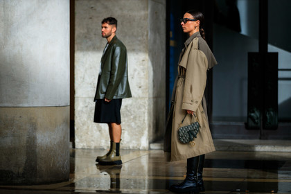 alice & j.s, alice barbier, JS roques, kaki trench coat, beige trench coat, bicolor trench coat, green leather bag, monogrammed bag, dior bag, dior saddle bag, hand bag, mini bag, black sunglasses, black leather boots, celine sunglasses, flat boots, high boots, big sole boots, green leather jacket, kaki leather boots, chelsea boots, fashion week, frenchystyle, FW, jonathan paciullo, street style, PFW, PARIS, horizontal, atmosphere details, full length