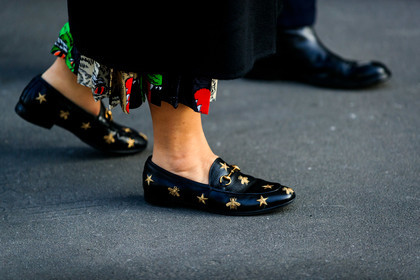 animal print, black shoes, golden details, gucci, leather shoes, loafers, fashion week, frenchystyle, FW, jonathan paciullo, street style, MFW, MILAN, AUTUMN WINTER 2019-2020, AW 19-20, FALL WINTER 2019-2020, FW 19-20, atmosphere details, detail, horizontal