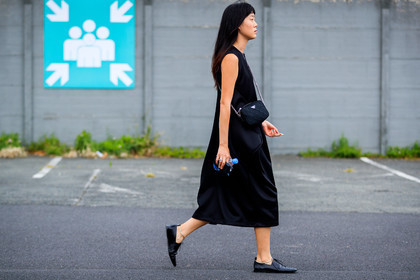 black bag, black dress, black shoes, leather bag, leather shoes, prada, tone on tone, total look black, fashion week, frenchystyle, FW, jonathan paciullo, street style, PFW, PARIS, atmosphere details, horizontal, full length, AUTUMN WINTER 2018-2019, FALL WINTER 2018-2019, FW 18-19