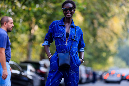 black bag, black bra, blue denim, denim jumpsuit, jil sander, leather bag, model, printed jumpsuit, sunglasses, trousers, street style, jonathan paciullo, FW, frenchystyle, fashion week, MFW, MILAN, SPRING SUMMER 2019, SS 19, atmosphere details, horizontal, detail