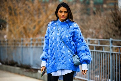 blue knitted pull, knitted jumped, crossbody chanel bag, blue shirt, black pants, silver earrings, oversized jumper, details, street style, jonathan paciullo, FW, frenchystyle, fashion week, NYFW, NEW YORK, AUTUMN WINTER 2022-2023, FALL WINTER 2022_2023, FW 22-23, atmosphere details, horizontal