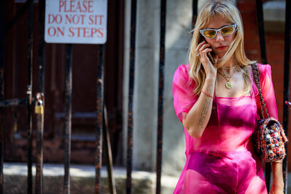 black bra, chanel handbag, courtney trop, embroidered bag, graphic bag, leather bag, pink dress, printed bag, see through, sequined bag, sunglasses, fashion week, frenchystyle, FW, jonathan paciullo, street style, NYFW, NEW YORK, SPRING SUMMER 2019, SS 19, atmosphere details, horizontal, detail