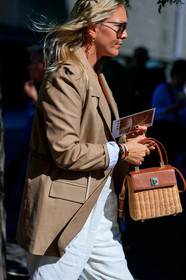 sparrows weave bag, brown leather bag, basket bag, straw bag, hand bag, prada sunglasses, brown scale sunglasses, hermes bracelet, leather bracelet, white bracelet, black bracelet, golden earrings, hoop earrings, dangling earrings, beige jacket, white pants, fashion week, frenchystyle, FW, jonathan paciullo, street style, vertical, detail, atmosphere details