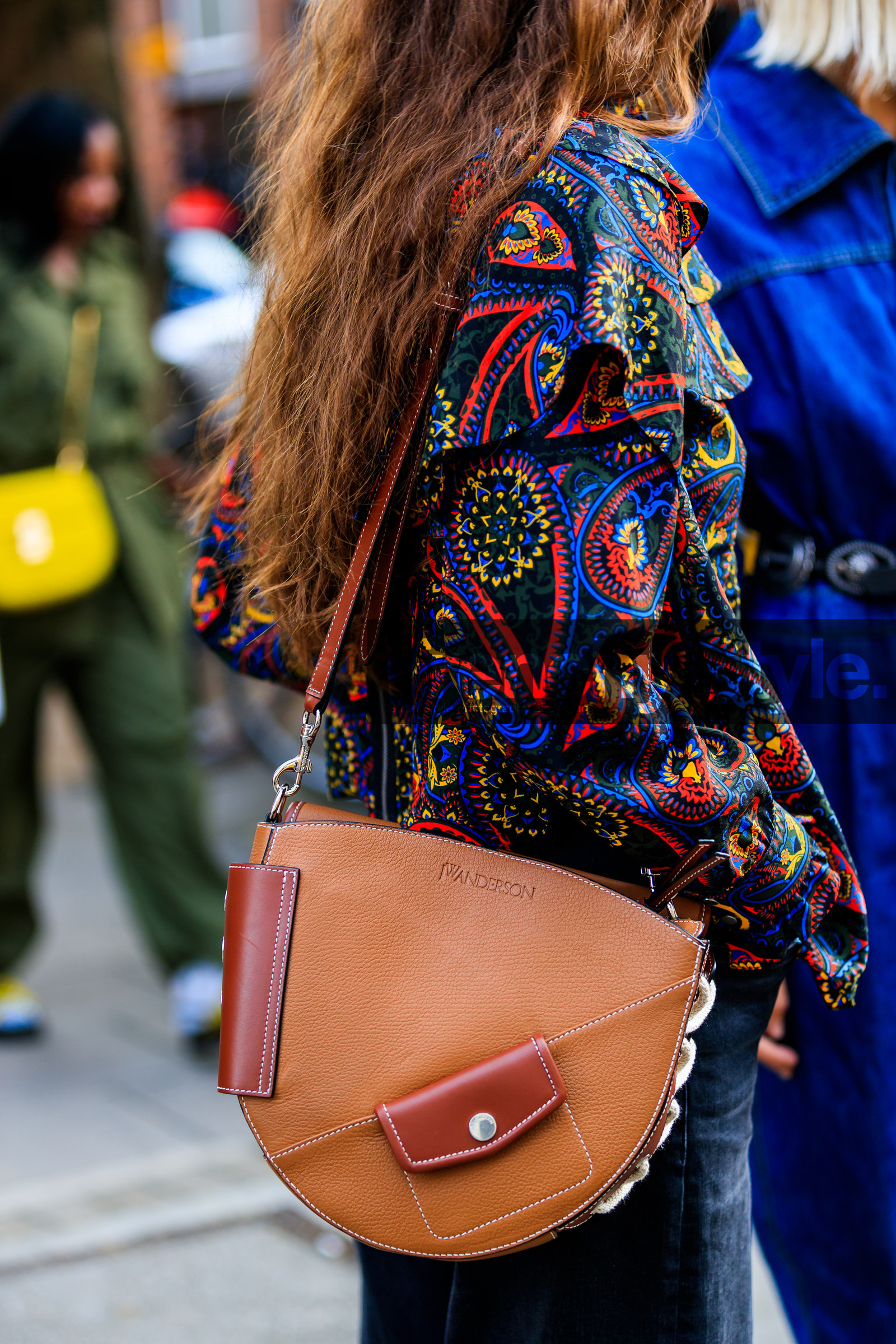 camel bag, erika boldrin, graphic bag, graphic shirt, jw anderson, leather bag, long hair, multicolor shirt, printed bag, printed shirt, trousers, fashion week, frenchystyle, FW, jonathan paciullo, street style, LFW, LONDON, SPRING SUMMER 2019, SS 19, vertical, detail, atmosphere details