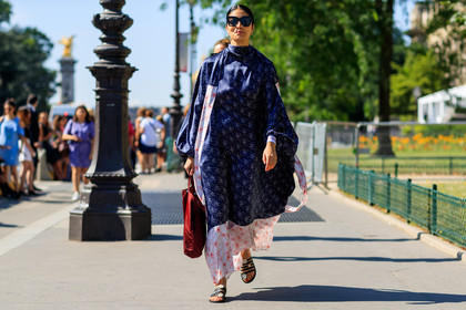 black sandals, blue dress, flowers, graphic dress, leather bag, leather shoes, printed dress, red bag, sunglasses, fashion week, frenchystyle, FW, jonathan paciullo, street style, PFW, PARIS, horizontal, atmosphere details, full length, AUTUMN WINTER 2018-2019, FALL WINTER 2018-2019, FW 18-19, caroline issa