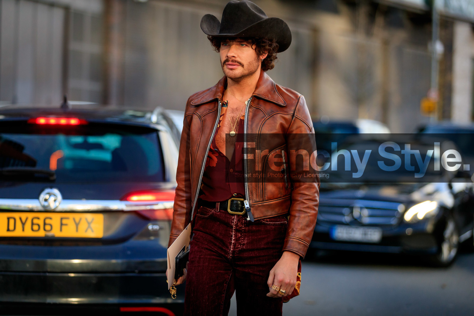 black hat, brown leather jacket, zipped jacket, brown jeans, black leather belt, brown shirt, printed shirt, low necked shirt, cowboy belt, cowboy hat, cowboy look, golden necklace, golden rings, long necklace, diamond ring, fashion week, frenchystyle, FW, jonathan paciullo, street style, LFW, LONDON, AUTUMN WINTER 2020-2021, FALL WINTER 2020-2021, FW 20-21, horizontal, atmosphere details, detail