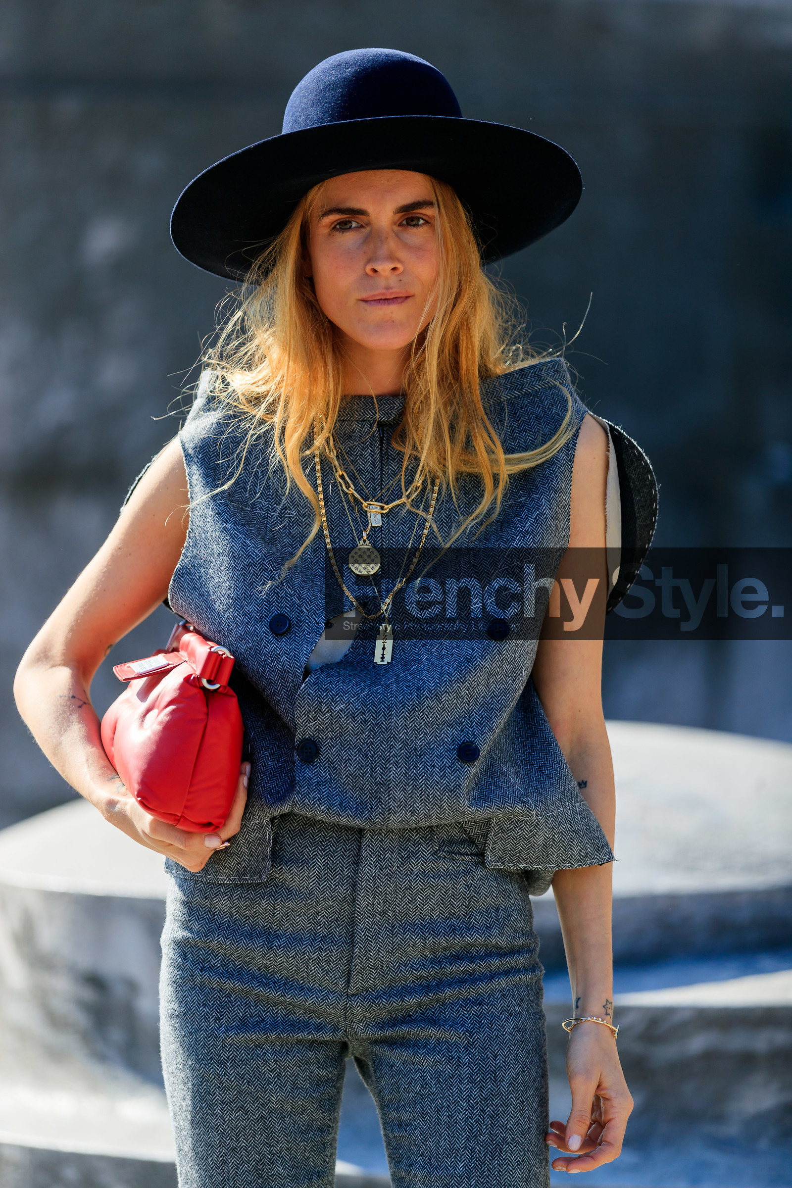 black hat, blanca miro scrimieri, grey pants, grey top, leather bag, maison martin margiela, necklace, red bag, trousers, PARIS, PFW, street style, jonathan paciullo, FW, frenchystyle, fashion week, AUTUMN WINTER 2019-2020, AW 19-20, FALL WINTER 2019-2020, FW 19-20, vertical, atmosphere details, detail