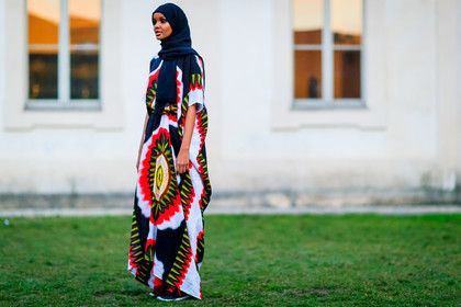 atmosphere details, AUTUMN WINTER 2017-2018, AW 17-18, black scarf, eyeliner, eyeshadow, FALL WINTER 2017-2018, fashion week, frenchystyle, full length, FW, FW 17-18, graphic dress, halima aden, handkerchief, horizontal, jonathan paciullo, long dress, MFW, MILAN, model, multicolor dress, printed dress, street style, veil