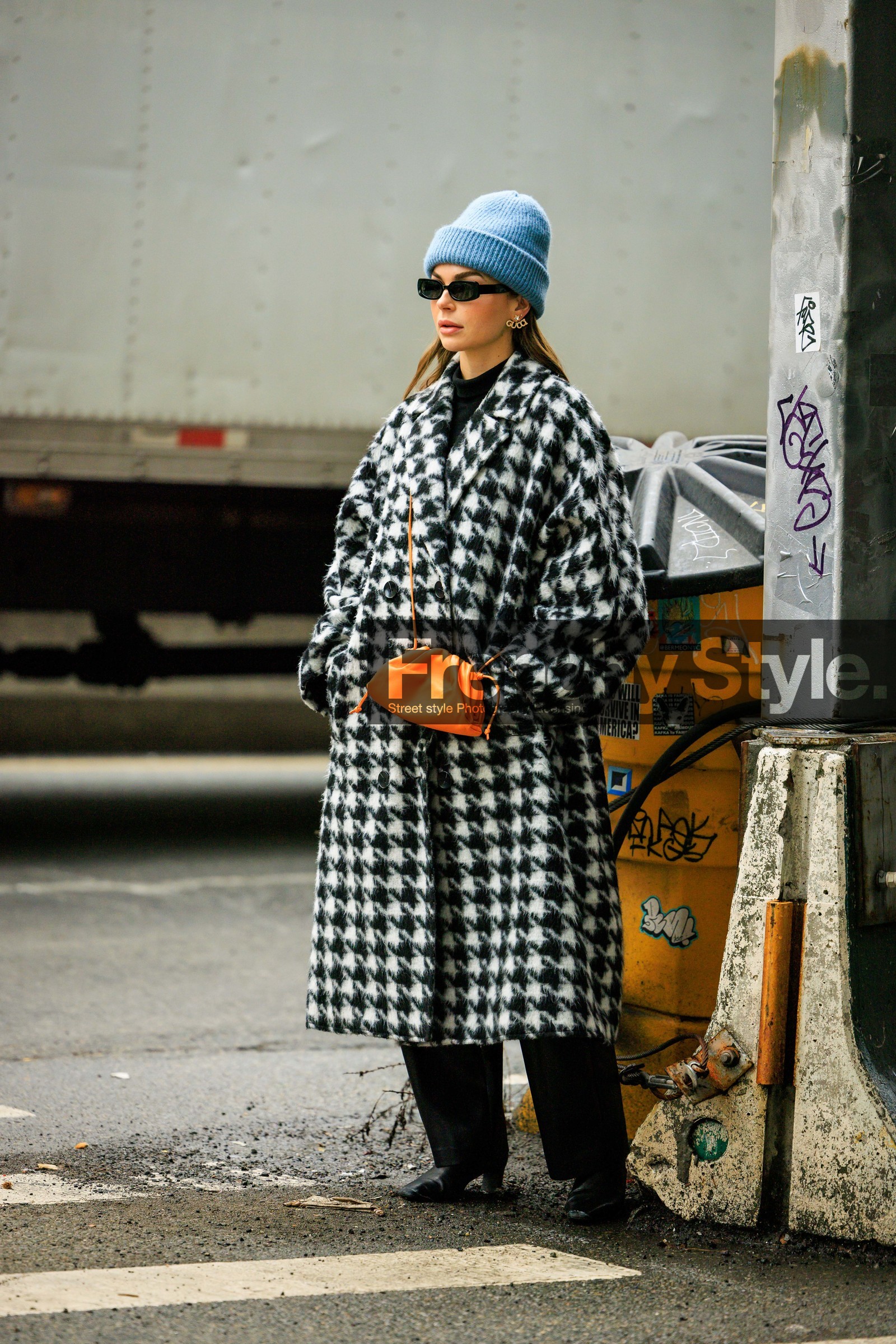 orange crossbody, leather crossbody bag, mini crossbody, black sunglasses, blue beanie, knitted, beanie, gucci earrings, black pants, black bottines, black and white coat, black turtleneck, Allegra shaw, street style, jonathan paciullo, FW, frenchystyle, fashion week, NYFW, NEW YORK, AUTUMN WINTER 2022-2023, FALL WINTER 2022_2023, FW 22-23, vertical, full length