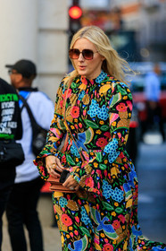 long sleeves dress, floral printed dress, ruffle sleeves, black dress, multicolor dress, long dress, square shape glasses, brown scale sunglasses, flower ring, fashion week, frenchystyle, FW, jonathan paciullo, street style, vertical, detail, atmosphere details