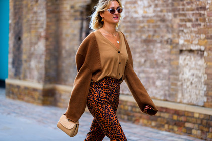 adenorah, beige bag, brown pants, brown sweater, graphic pants, leather bag, necklace, printed pants, sunglasses, trousers, fashion week, frenchystyle, FW, jonathan paciullo, street style, LFW, LONDON, SPRING SUMMER 2019, SS 19, atmosphere details, horizontal, detail