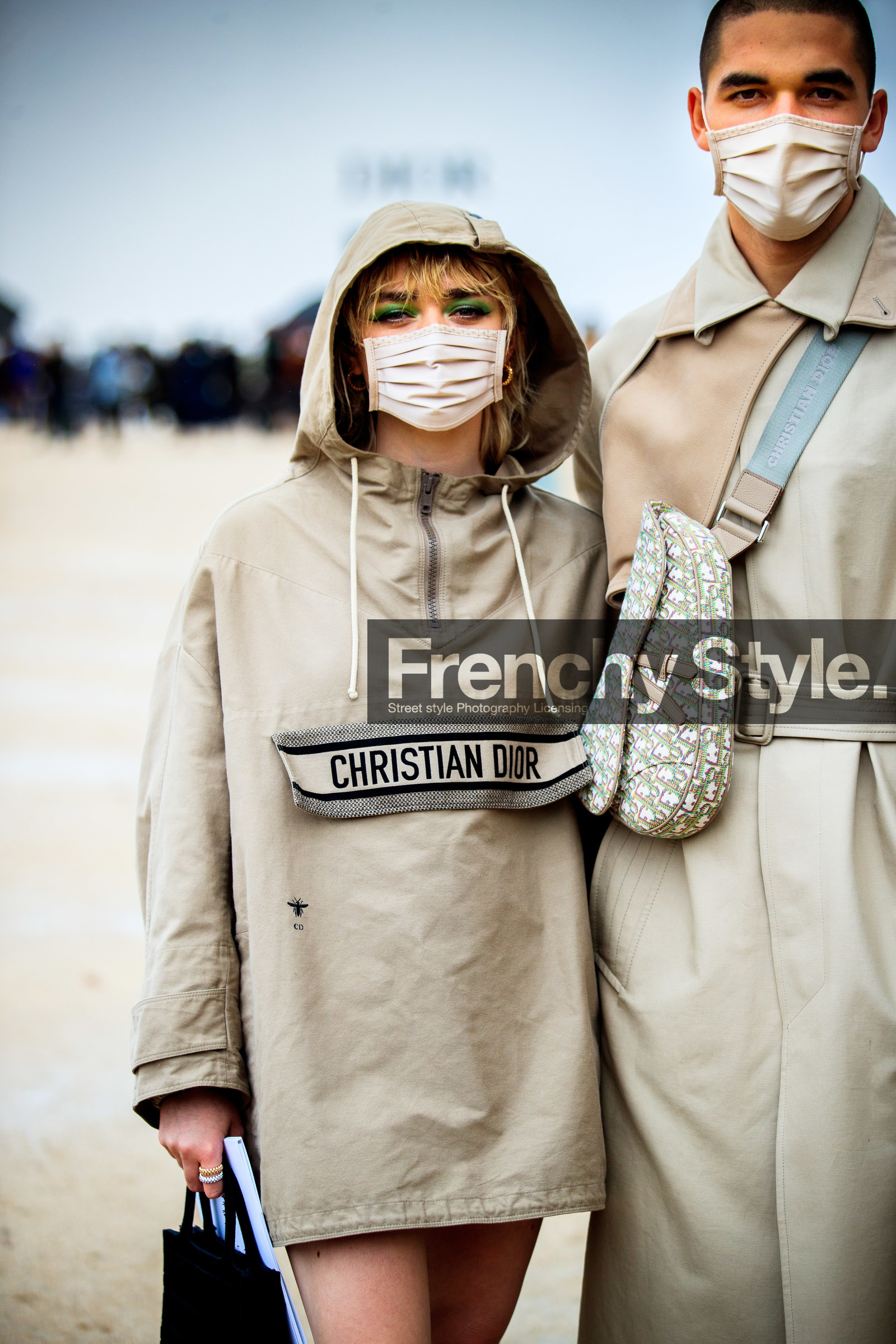 maisie williams, beige jacket, beige hoodie, jacket dress, mini dress, logo printed jacket, hoodie, zipped jacket, dior jacket, dior bag, crossbody bag, monogrammed bag, beige leather bag, green eyeliner, green eyeshadows, covid face mask, fashion week, frenchystyle, FW, jonathan paciullo, street style, PFW, PARIS, SPRING SUMMER 2021, SS 21, vertical, atmosphere details, detail