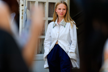 embroideries, navy pants, pearls, trousers, white shirt, fashion week, frenchystyle, FW, jonathan paciullo, street style, PFW, PARIS, atmosphere details, horizontal, detail, model, AUTUMN WINTER 2018-2019, FALL WINTER 2018-2019, FW 18-19