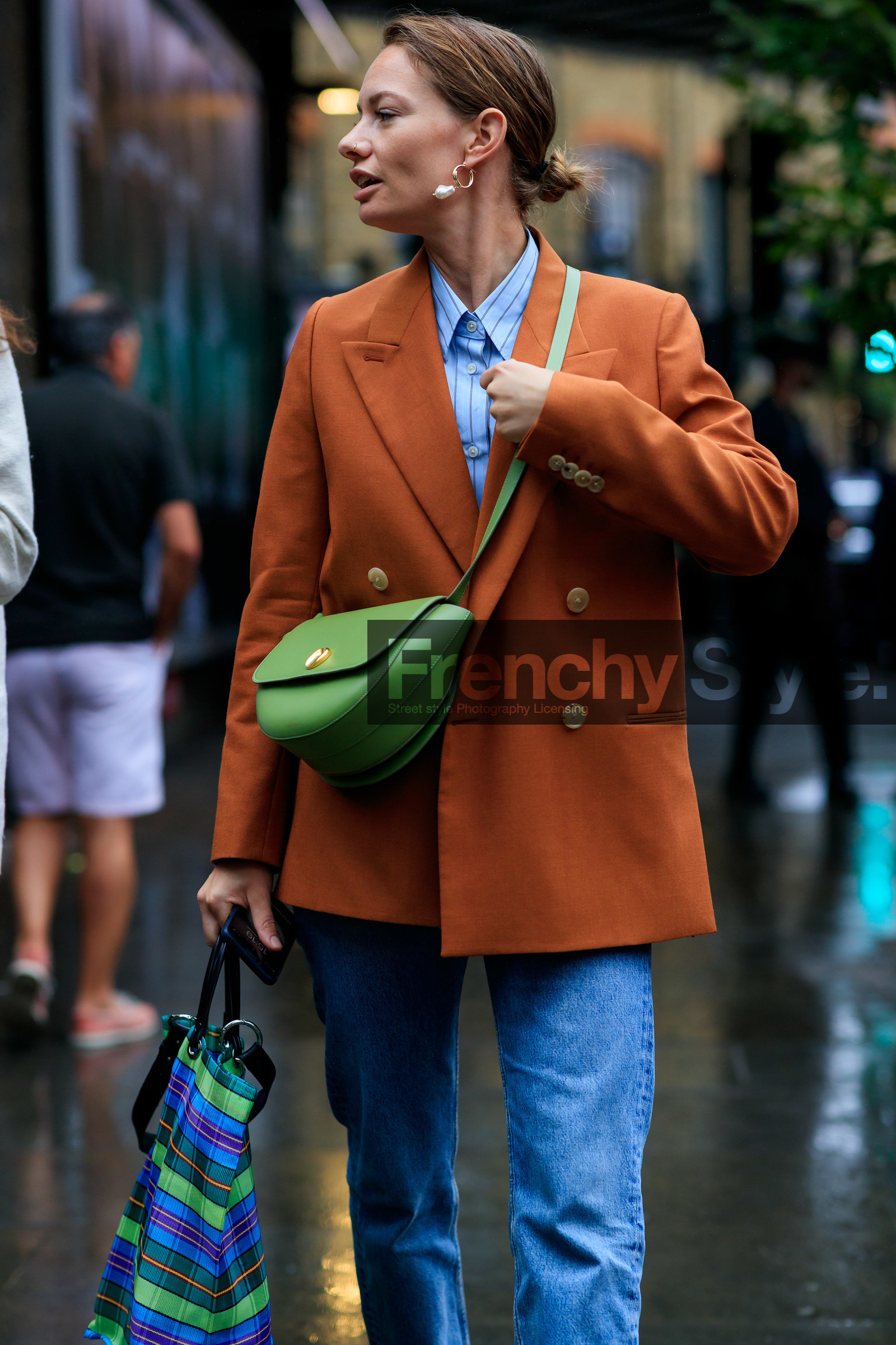 orange jacket, striped shirt, light blue shirt, blue jeans, denim, green leather bag, crossbody bag, shopping bag, checked bag, pearl earrings, fashion week, frenchystyle, FW, jonathan paciullo, street style, vertical, detail, atmosphere details
