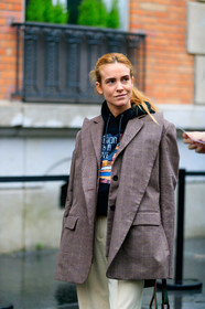 blanca miro scrimieri, brown jacket, burgundy jacket, checked jacket, layered jacket, black hoodie, printed hoodie, light beige pants, fashion week, frenchystyle, FW, jonathan paciullo, street style, PFW, PARIS, vertical, atmosphere details, detail