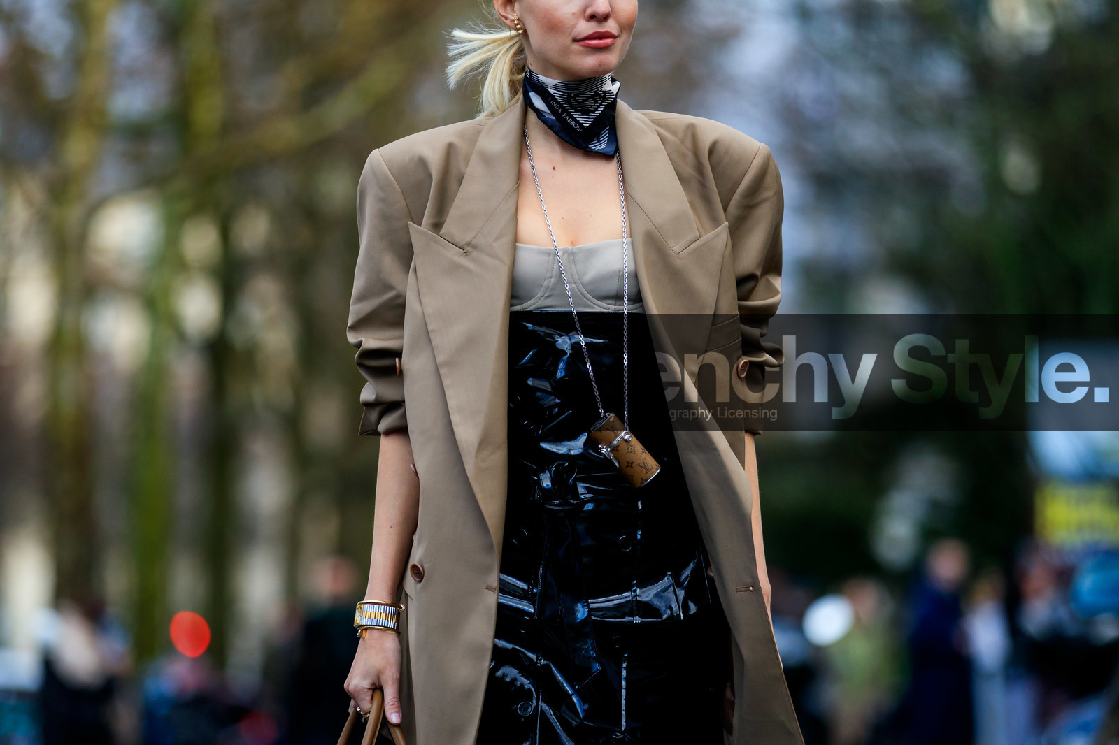 leonie hanne, beige jacket, black scarf, black vinyl dress, black polish dress, belted dress, button dress, corset dress, bag necklace, long necklace, monogrammed bag, monogrammed necklace, brown leather bag, silvered necklace, beige bra, beige dress, bicolor dress, jacket dress, striped scarf, linda farrow scarf, fashion week, frenchystyle, FW, jonathan paciullo, street style, PFW, PARIS, horizontal, atmosphere details, detail