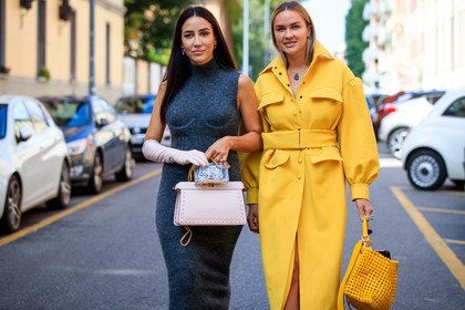 grey dress, long dress, sleeveless dress, high collar dress, knit dress, knitwear, light pink bag, nude bag, fendi bag, plastic bag, sheer bag, peekaboo bag, hand bag, light pink gloves, leather bag, leather gloves, golden strap bag, multi bag, yellow dress, yellow jacket, jacket dress, belted dress, belted jacket, long sleeves dress, dress shirt, yellow bag, yellow leather bag, openwork bag, golden necklace, long necklace, stone necklace, fendi look, fendi dress, tamara kalinic, nina suess, fashion week, frenchystyle, FW, jonathan paciullo, street style, MFW, MILAN, SPRING SUMMER 2021, SS 21, horizontal, atmosphere details, detail