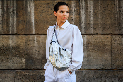 isabel marant, leather bag, shiny bag, silver bag, trousers, white pants, white shirt, fashion week, frenchystyle, FW, jonathan paciullo, street style, PFW, PARIS, horizontal, atmosphere details, detail, AUTUMN WINTER 2018-2019, FALL WINTER 2018-2019, FW 18-19, doina ciobanu