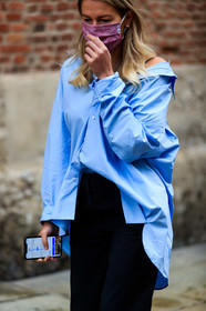 light blue shirt, oversize shirt, half shoulder shirt, covid face mask, street style, jonathan paciullo, FW, frenchystyle, fashion week, MFW, MILAN, SPRING SUMMER 2021, SS 21, vertical, detail