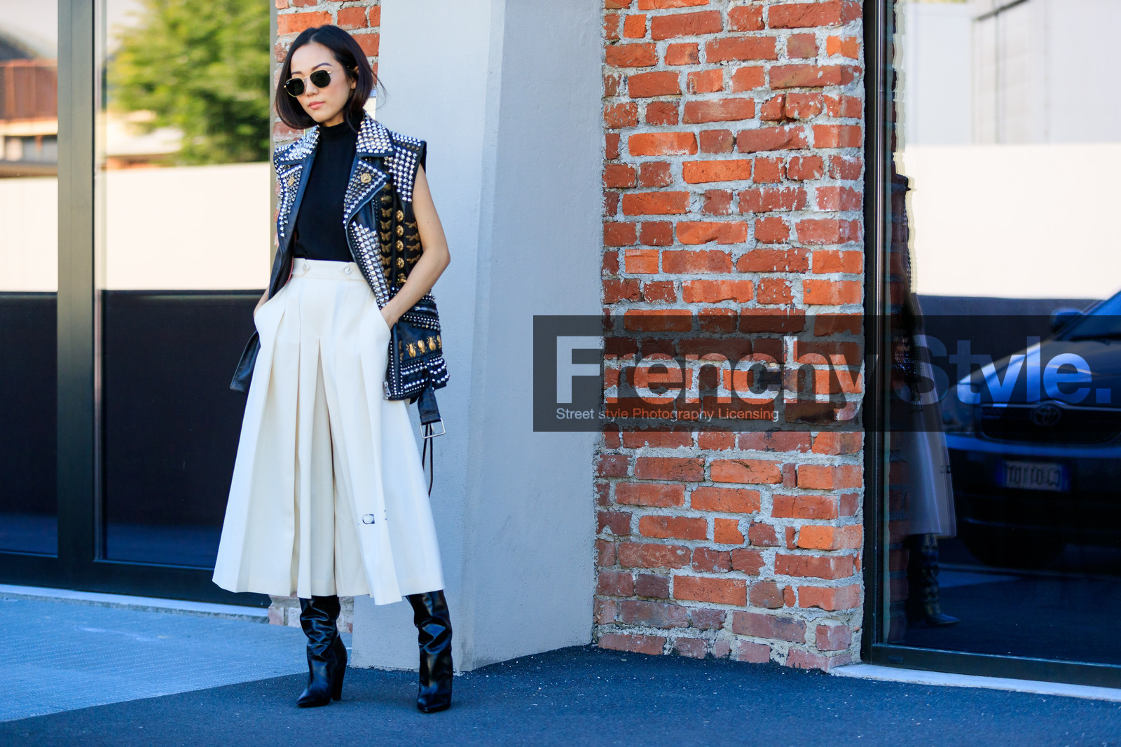 atmosphere details, black jacket, black shoes, black top, embroidered jacket, fashion week, frenchystyle, full length, FW, graphic jacket, gucci, high heels, horizontal, jonathan paciullo, leather jacket, leather shoes, MFW, MILAN, printed jacket, sleeveless, SPRING SUMMER 2018, SS 18, street style, studs, sunglasses, white pants, wide pants, yoyo cao