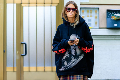 atmosphere details, black sweater, carola bernard, detail, fashion week, frenchystyle, FW, hoodie, horizontal, jonathan paciullo, MFW, MILAN, printed sweater, SPRING SUMMER 2017, SS 17, street style, sunglasses, vêtements
