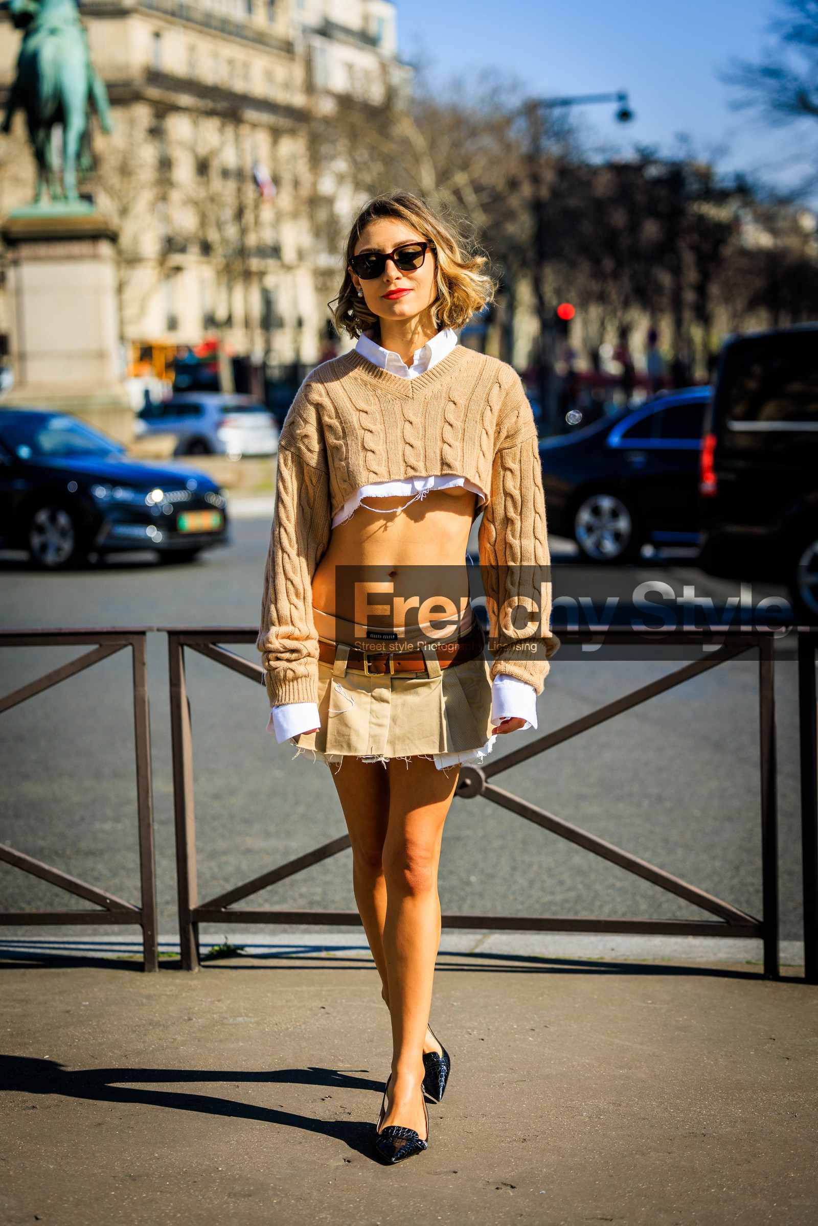 cropped jumper, cropped shirt, white shirt, camel jumper, beige skirt, mini skirt, brown belt, black shoes, black sunglasses, red lips, miu miu skirt, jenny walton, FW 22-23, FALL WINTER 2022_2023, AUTUMN WINTER 2022-2023, fashion week, frenchystyle, FW, jonathan paciullo, street style, PFW, PARIS, full length, vertical