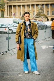 plaid pants, blue pants, white sneakers, braided hair, kaki trench, black bag, multiprint shirt, white tshirt, loop earrings, fashion week, frenchystyle, FW, jonathan paciullo, street style, AUTUMN WINTER 2022-2023, FALL WINTER 2022_2023, FW 22-23, PFW, PARIS, vertical, full length