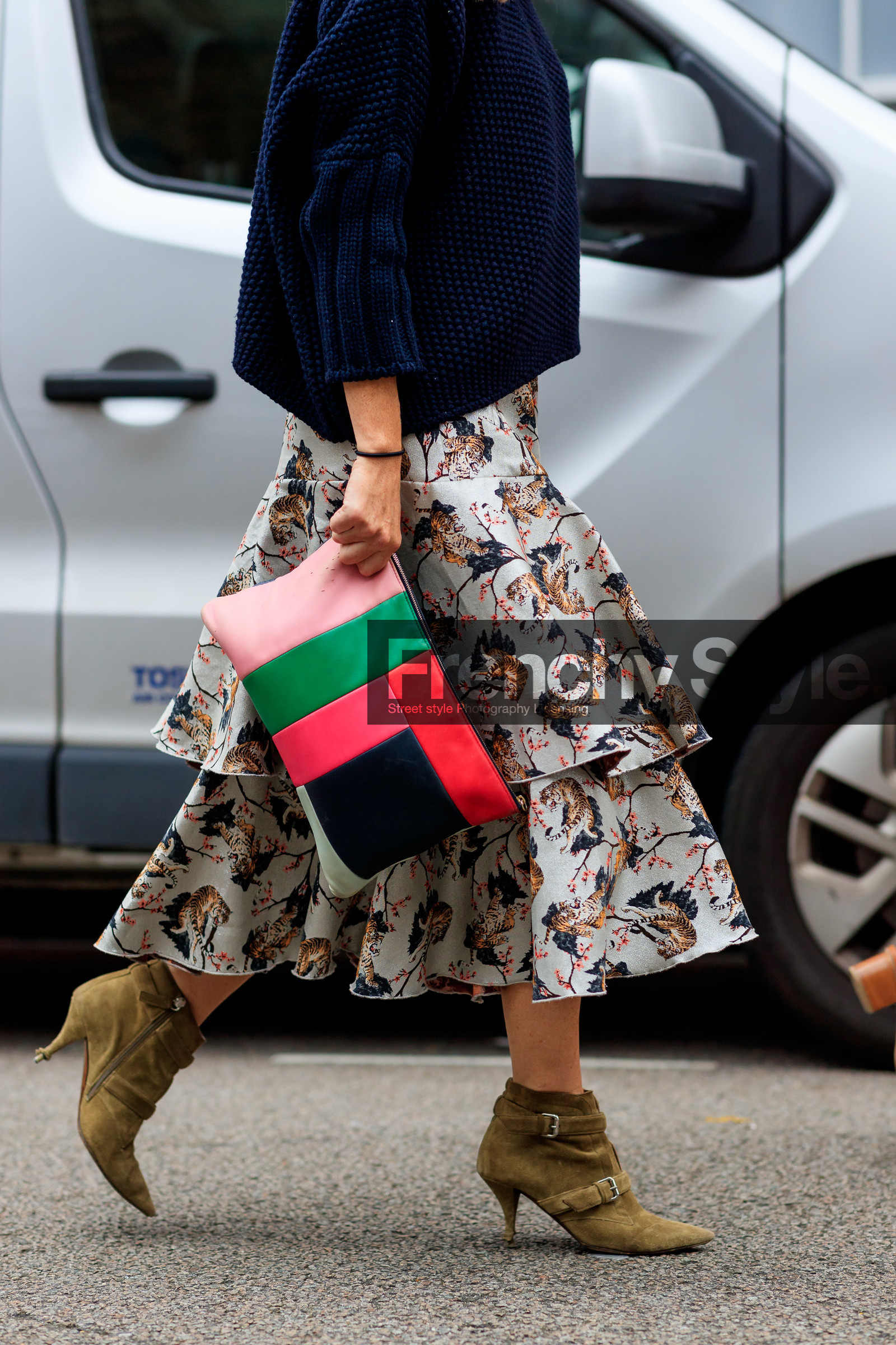 chanel bag, chanel clutch, multicolor bag, pink leather bag, orange leather bag, green leather bag, ruffle skirt, animal print skirt, low boots, beige leather boots, suede boots, straped boots, bag detail, fashion week, frenchystyle, FW, jonathan paciullo, street style, vertical, detail, atmosphere details