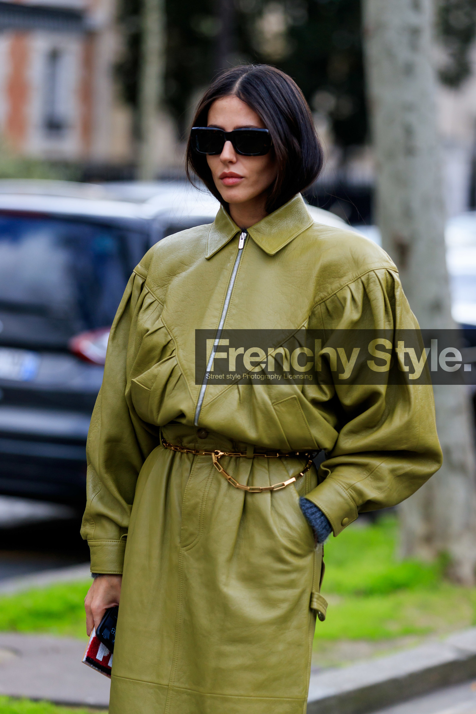 alessandra ambrosio, kaki leather jacket, kaki leather skirt, zipped jacket, mid long skirt, belted skirt, metalic belt, golden chain belt, square shape glasses, scale sunglasses, miu miu jacket, miu miu skirt, fashion week, frenchystyle, FW, jonathan paciullo, street style, PFW, PARIS, vertical, atmosphere details, detail
