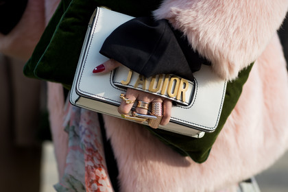 christian dior, Fur coat, golden details, golden jewelry, leather bag, pink coat, pink fur, rings, white bag, fashion week, frenchystyle, FW, jonathan paciullo, street style, PFW, PARIS, SPRING SUMMER 2017, SS 17, HAUTE COUTURE, atmosphere details, detail, horizontal