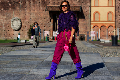 alberta ferretti boots, purple blouse, purple boots, ruffle blouse, lace blouse, pink pants, carrot pants, belted pants, red belt, red leather belt, golden belt, alberta ferretti top, alberta ferretti pants, alberta ferretti belt, alberta ferretti look, erika boldrin, fashion week, frenchystyle, FW, jonathan paciullo, street style, MFW, MILAN, SPRING SUMMER 2021, SS 21, horizontal, atmosphere details, full length