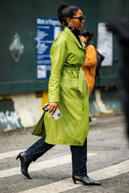 green trench coat, leather trench, leather trench coat, black boots, leather bottines, big earrings loops, big creole earrings, big creole, dark jeans, black sunglasses, high pony tail, iphone, black turtleneck, street style, jonathan paciullo, FW, frenchystyle, fashion week, NYFW, NEW YORK, AUTUMN WINTER 2022-2023, FALL WINTER 2022_2023, FW 22-23, vertical, full length