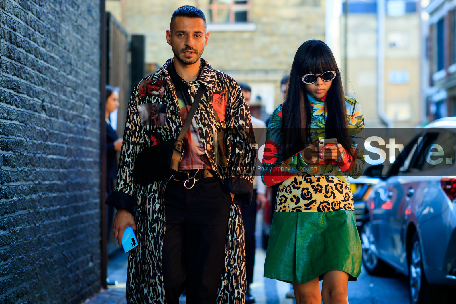susie lau, crossbody bag, animal print coat, screen print caot, screen print shirt, chain necklace, sunglasses, strassed sunglasses, animal print top, turtleneck top, leather skirt, green skirt, tropical print top, fashion week, frenchystyle, FW, jonathan paciullo, street style, atmosphere details, horizontal, detail