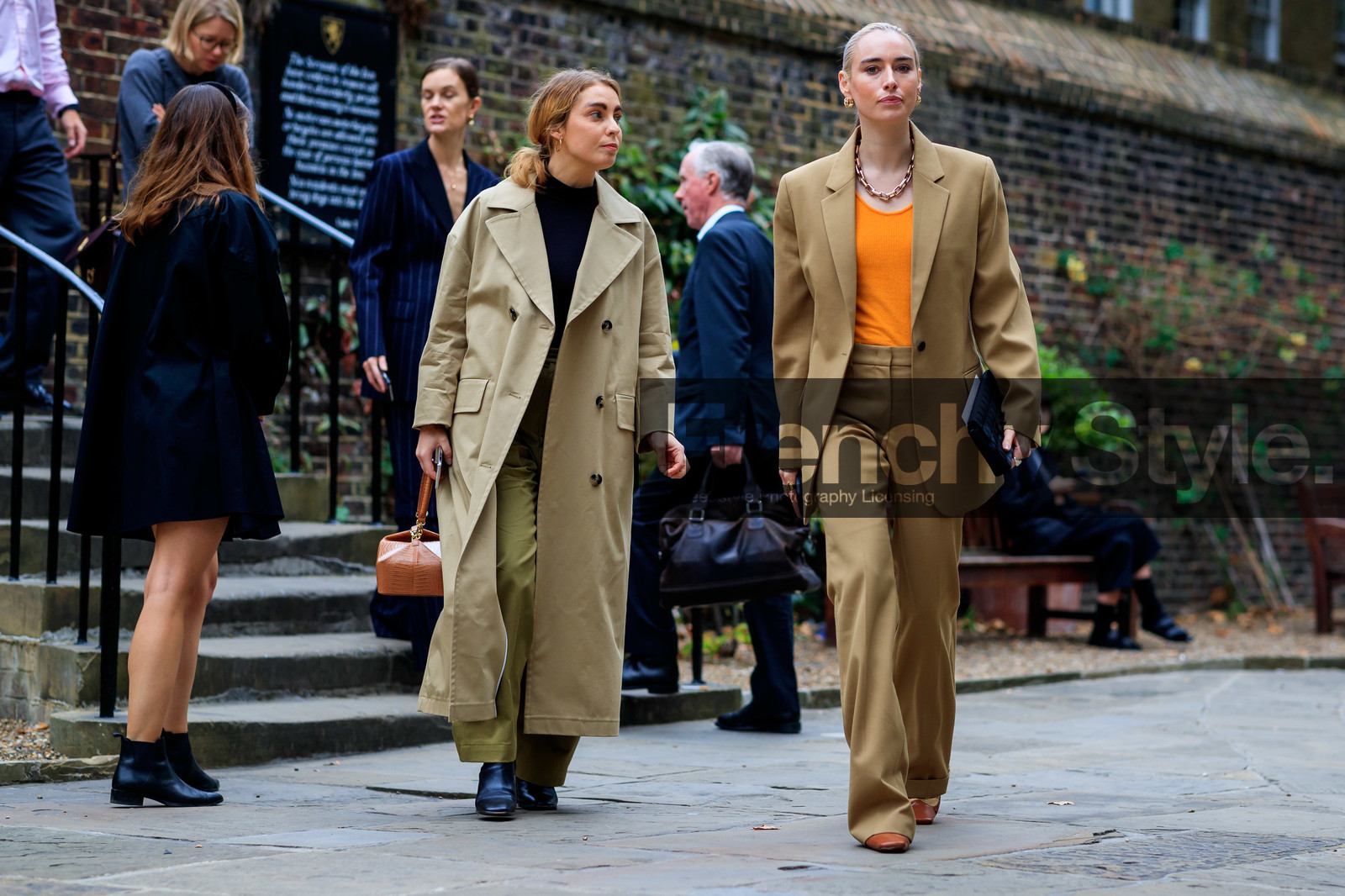 flora macdonald johnston, beige look, beige trench coat, kaki pants, oversize trench coat, beige suits, orange top, loose pants, tailored pants, big chain necklace, golden necklace, golden earrings, hoop earrings, fashion week, frenchystyle, FW, jonathan paciullo, street style, atmosphere details, horizontal, detail
