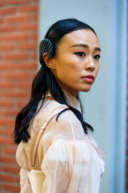 hair details, make up details, black eyeliner, headband, close up detail, fashion week, frenchystyle, FW, jonathan paciullo, street style, MFW, MILAN, SPRING SUMMER 2021, SS 21, vertical, detail
