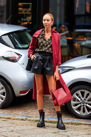 red trench coat, kaki shirt, black leather shorts, animal print shirt, high waist shorts, black leather boots, big sole boots, flat boots, street style, jonathan paciullo, FW, frenchystyle, fashion week, MFW, MILAN, SPRING SUMMER 2021, SS 21, vertical, full length