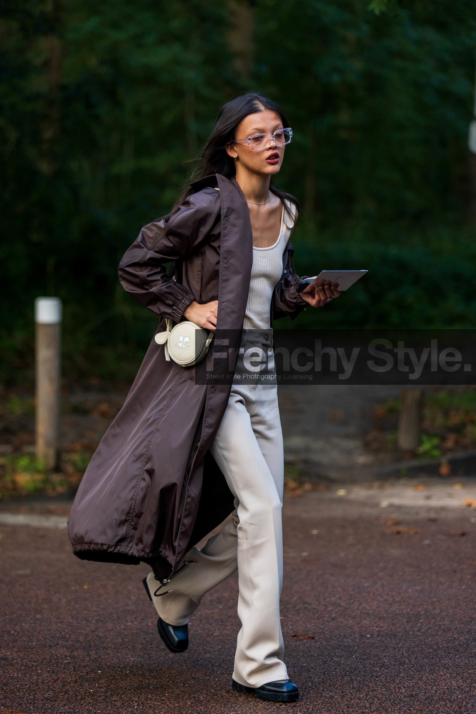 bag, beige bag, beige pants, beige top, black boots, brown raincoat, courreges bag, flare pants, glasses, Jade Rabarivelo, long raincoat, pants, raincoat, ribbed top, round bag, transparent glasses, street style, jonathan paciullo, FW, frenchystyle, fashion week, PFW, PARIS, SPRING SUMMER 2022, SS 22, vertical, full length