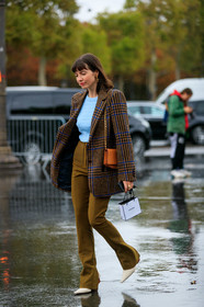 light blue pullover, checked jacket, beige jacket, brown jacket, kaki pants, camel leather bag, shoulder bag, dangling earrings, golden earrings, chain earrings, chain strap bag, golden chain strap bag, high waist pants, flare pants, white leather slippers, white leather shoes, sharp end shoes, PARIS, PFW, SPRING SUMMER 2020, SS 20, fashion week, frenchystyle, FW, jonathan paciullo, street style, vertical, full length