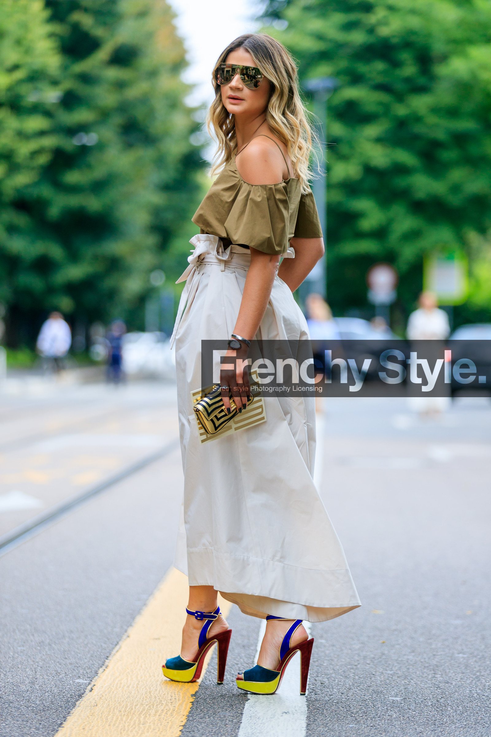 beige pants, blue sandals, bracelet, brown top, bulgari, fashion week, frenchystyle, full length, FW, gold bag, golden bag, golden jewelry, high heels, high waist, jonathan paciullo, leather shoes, metallic bag, metallic clutch, MFW, MILAN, off the shoulder, printed clutch, SPRING SUMMER 2017, SS 17, street style, sunglasses, thassia naves, trousers, velvet, vertical, watch, wide pants