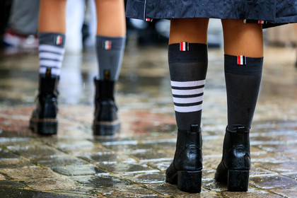 black leather boots, thom browne socks, grey socks, striped socks, high socks, close up detail, shoes detail, flat boots, back details, fashion week, frenchystyle, FW, jonathan paciullo, street style, PFW, PARIS, horizontal, atmosphere details, detail