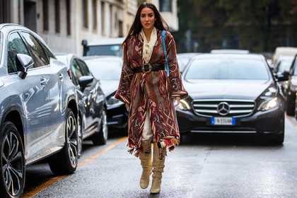 red jacket, red cardigan, ethnic printed jacket, ethnic printed cardigan, long jacket, long cardigan, belted jacket, belted cardigan, blue leather bag, shoulder bag, etro bag, etro belt, etro jacket, etro cardigan, geometrical printed jacket, geometical printed cardigan, light beige leather boots, high boots, high heels boots, fringe jacket, tamara kalinic, street style, jonathan paciullo, FW, frenchystyle, fashion week, MFW, MILAN, SPRING SUMMER 2021, SS 21, horizontal, atmosphere details, full length