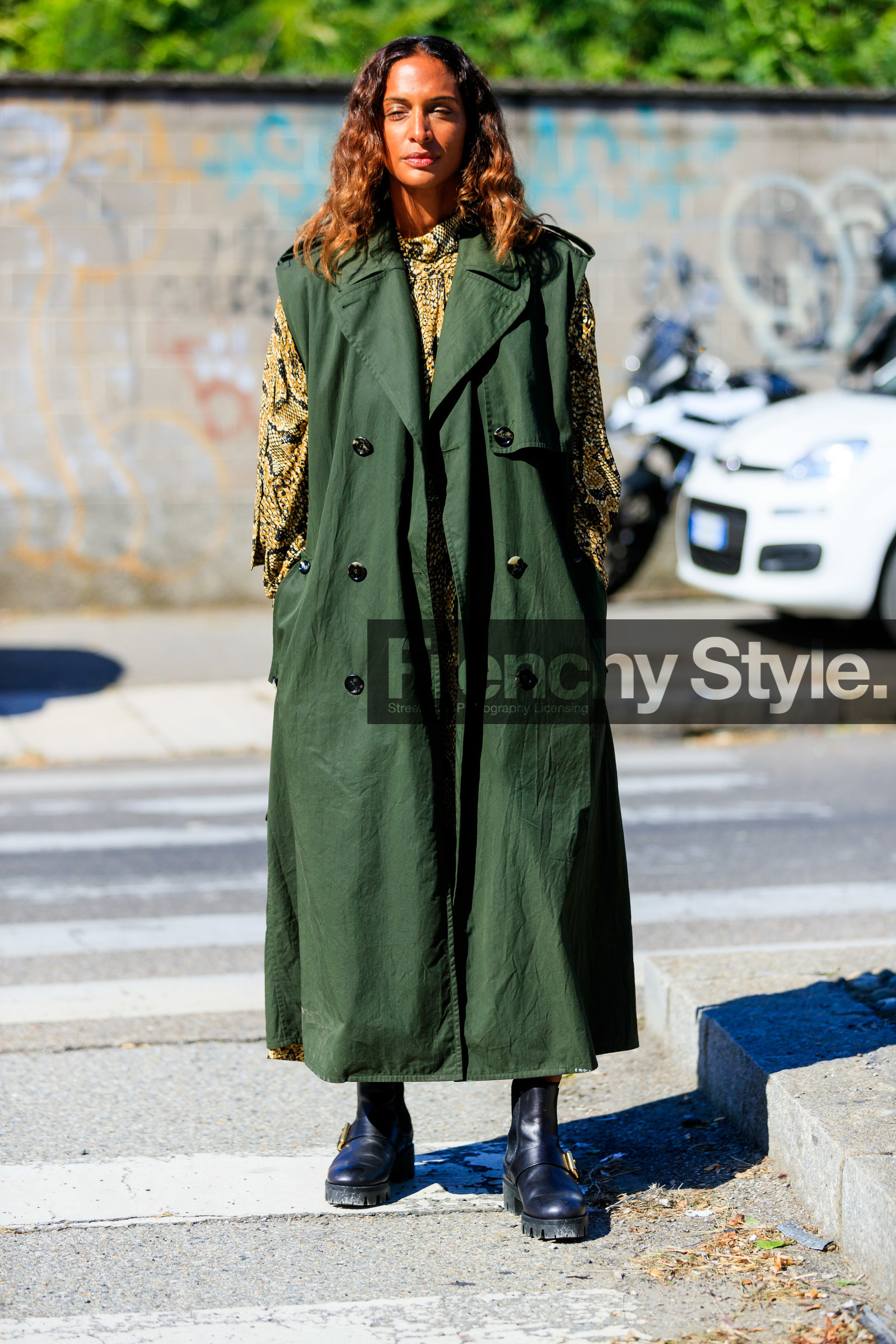 kaki trench coat, sleeveless trench coat, yellow blouse, animal skin printed blouse, high collar blouse, snake printed blouse, black leather boots, big sole boots, flat boots, street style, jonathan paciullo, FW, frenchystyle, fashion week, MFW, MILAN, SPRING SUMMER 2021, SS 21, vertical, full length