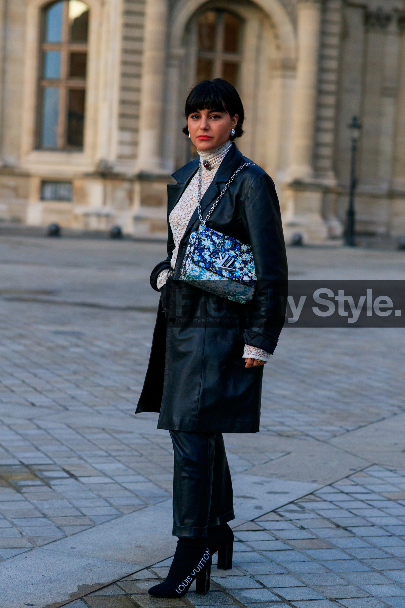 maria bernad, black leather jacket, black leather pants, black sandals, black boots, socks boots, high heels boots, low boots, logo printed shoes, long jacket, white blouse, lace blouse, high collar blouse, pearl necklace, choker necklace, chocker, choker necklace, celine earrings, pearls earring, blue leather bag, floral printed bag, silvered chain strap bag, crossbody bag, louis vuitton bag, louis vuitton boots, PARIS, PFW, SPRING SUMMER 2020, SS 20, fashion week, frenchystyle, FW, jonathan paciullo, street style, vertical, full length